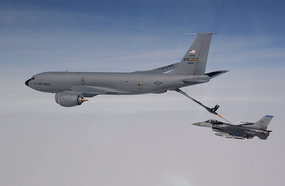 A_KC-135_Stratotanker_refuels_an_F-16